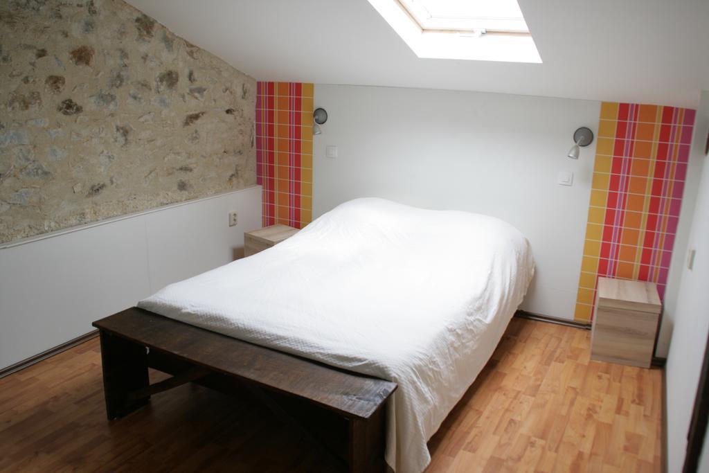 Le Petit Mas D'Ile Bed and Breakfast Saint-Germain-de-Confolens Δωμάτιο φωτογραφία