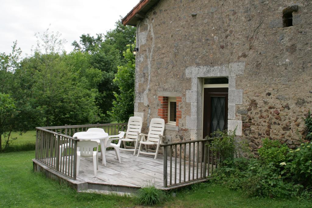 Le Petit Mas D'Ile Bed and Breakfast Saint-Germain-de-Confolens Δωμάτιο φωτογραφία