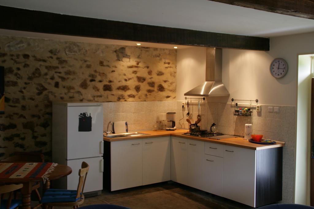 Le Petit Mas D'Ile Bed and Breakfast Saint-Germain-de-Confolens Δωμάτιο φωτογραφία