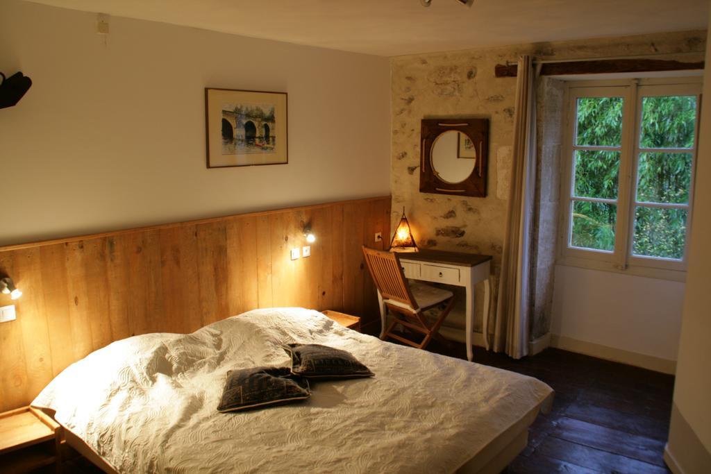 Le Petit Mas D'Ile Bed and Breakfast Saint-Germain-de-Confolens Εξωτερικό φωτογραφία
