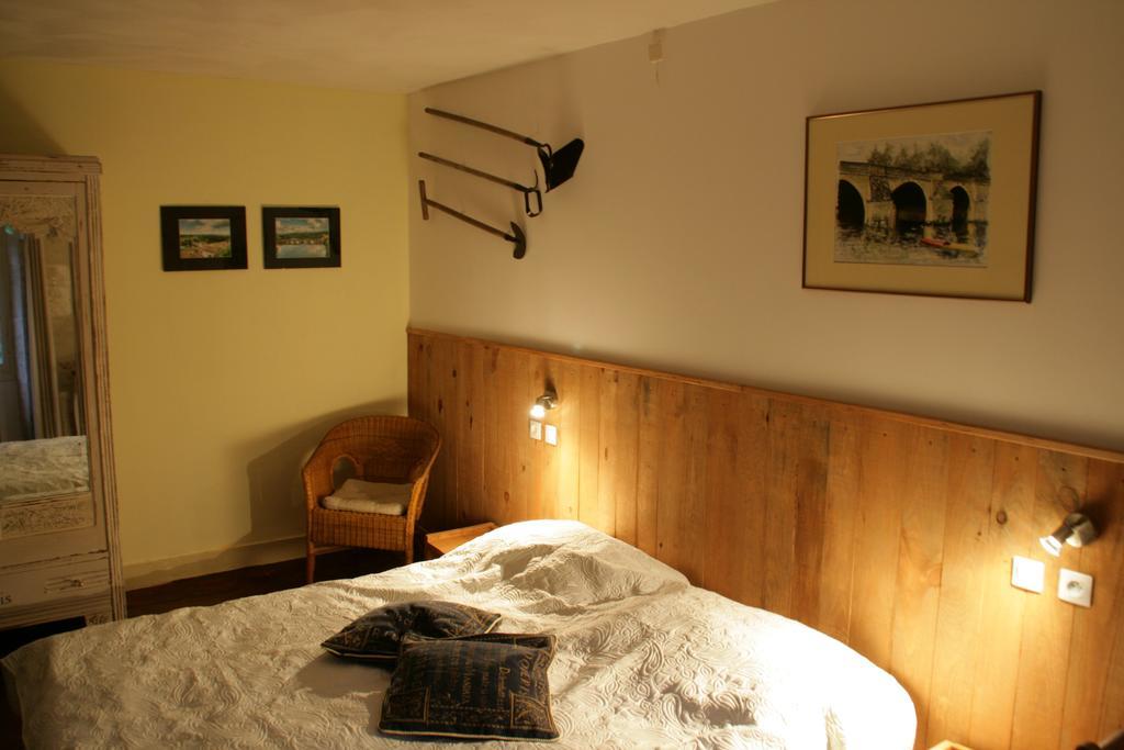 Le Petit Mas D'Ile Bed and Breakfast Saint-Germain-de-Confolens Εξωτερικό φωτογραφία